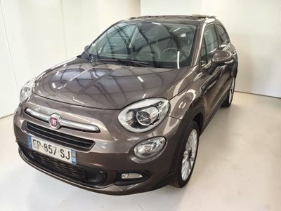 vue de face d'un SUV Fiat marron garé dans une pièce blanche