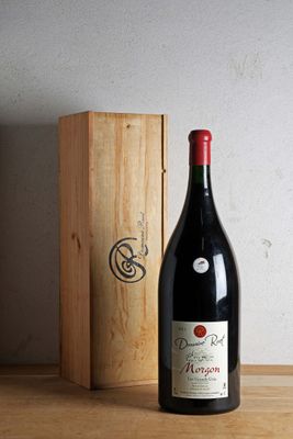 une bouteille de vin posée à côté d'une caisse en bois