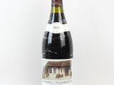 une bouteille de vin posée sur une table