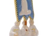figurine en porcelaine représentant un groupe de personnes tenant une banderole