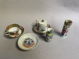 quatre types différents de tasses à thé et de soucoupes sur la table