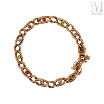 un gros plan d'un bracelet en or orné de pierres multicolores sur fond blanc