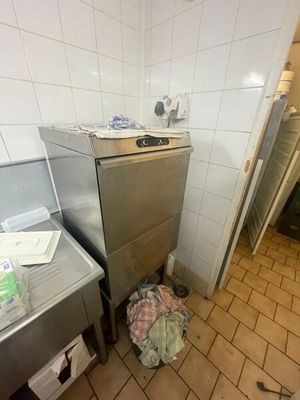 une cuisine équipée d'un évier et d'un lave-vaisselle