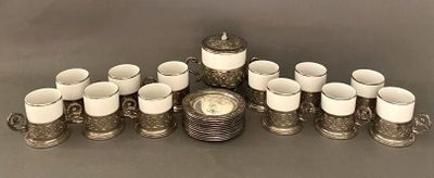 plusieurs tasses et soucoupes posées sur une table