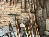 beaucoup d'outils accrochés au mur du garage