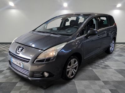 la photo d'une voiture grise garée dans un garage