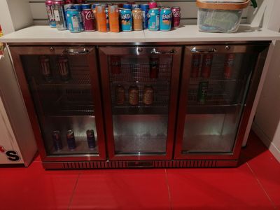 de nombreuses canettes de soda posées sur le comptoir