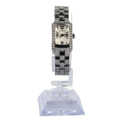 une photo d'une montre-bracelet pour femme posée sur un socle transparent