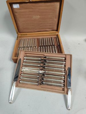 une boîte en bois contenant de l'argenterie sur une table