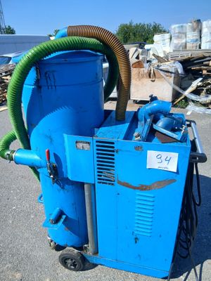 une machine bleue posée sur le sol