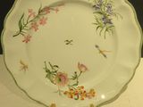 une assiette avec un motif floral sur une table