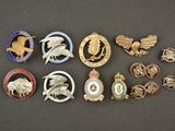 Plusieurs types de badges sont disposés sur une table