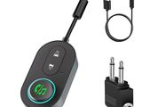 un gros plan d'un chargeur USB auquel est branché un câble