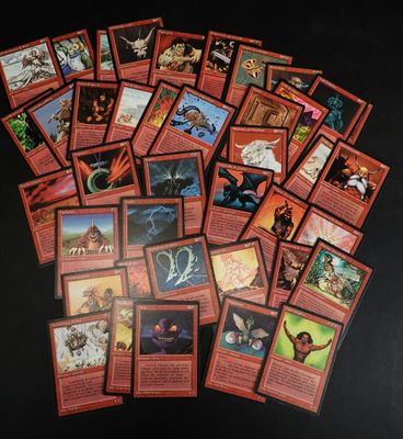 de nombreuses cartes posées sur une table