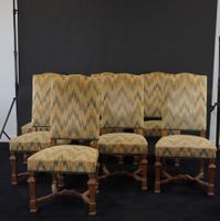 Suite de sept chaises en bois naturel mouluré et sculpté. (photo 5)