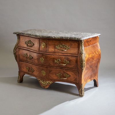 Commode tombeau en placage de bois de rose dans des encadrem…