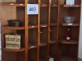 des bouteilles de vin posées sur une étagère dans une pièce aux murs en briques