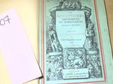 un livre posé sur la table, avec un bout de papier à côté