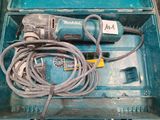 une boîte bleue contenant un cordon et une perceuse