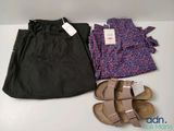 deux paires de sandales, une jupe et une chemise posées sur une table