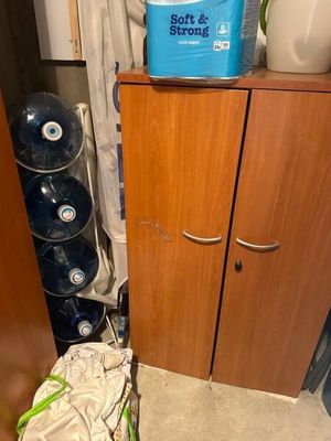 un bac bleu posé sur une armoire dans une pièce