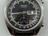 gros plan d'une montre-bracelet sur une surface blanche