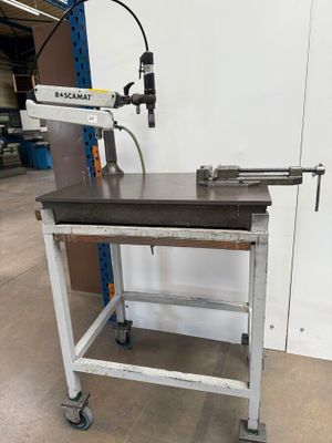 La machine est posée sur la table dans l'entrepôt.