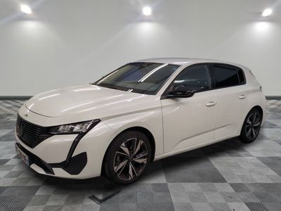 la voiture blanche est garée sur le sol à carreaux d'une pièce