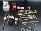 tout un assortiment de bijoux posés sur une table noire