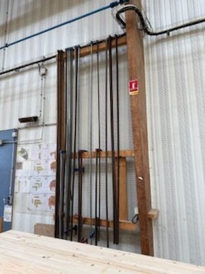 une photo d'un homme en train de travailler sur un skateboard à l'intérieur d'un immeuble