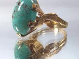 bague en or et turquoise, ornée de feuilles