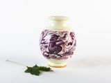 un petit vase orné d'une fleur violette