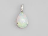 un pendentif en oplite et diamant