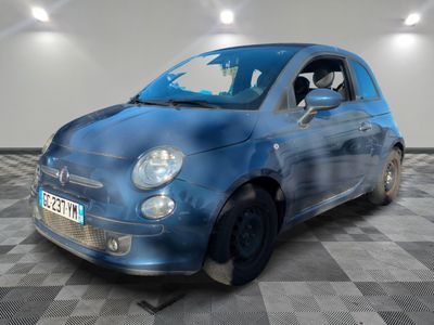 une voiture bleue garée sur un sol à damier