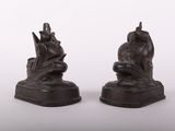 paire de figurines en bronze représentant un homme et une femme sur un bateau