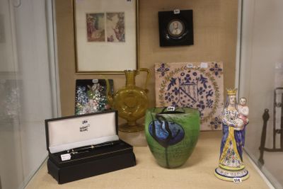 de nombreux vases exposés dans une vitrine