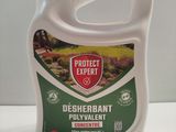 un gros plan sur une bouteille de produit anti-nuisibles posée sur une table