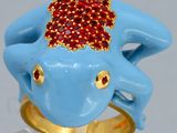 une bague en forme d'éléphant bleu ornée de pierres rouges et jaunes