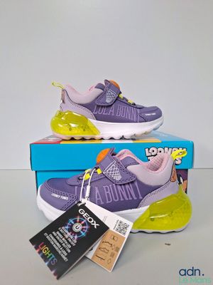 baskets Nike Air Max violettes et jaunes exposées dans une boîte