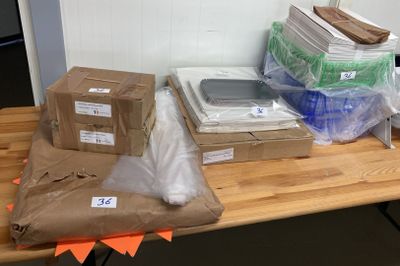 de nombreuses boîtes et colis posés sur une table dans une pièce