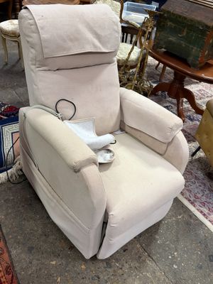 un fauteuil inclinable posé sur un tapis dans une pièce