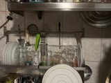 de nombreux plats et tasses sur le plan de travail de la cuisine
