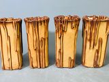 trois vases en bois posés sur une table