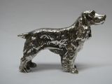 figurine de chien argentée sur fond blanc