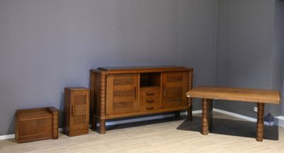 une photo d'un salon avec une télévision et une table