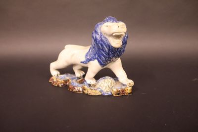 Lion héraldique en faïence émaillé Dim. : 16 x 21 x 9 cm