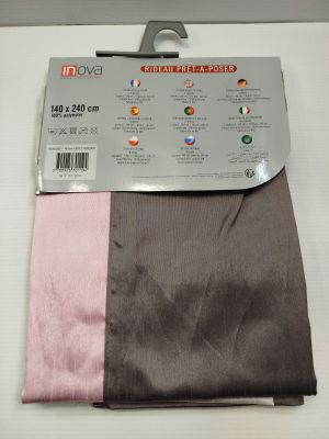 une écharpe rose et marron posée sur une table blanche