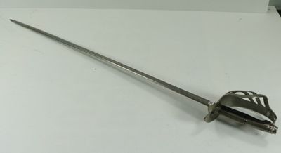 une épée posée sur une table blanche