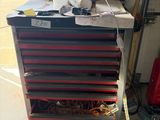 une photo d'une armoire à outils contenant des outils