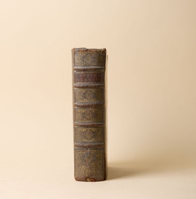 un vieux livre posé sur une table